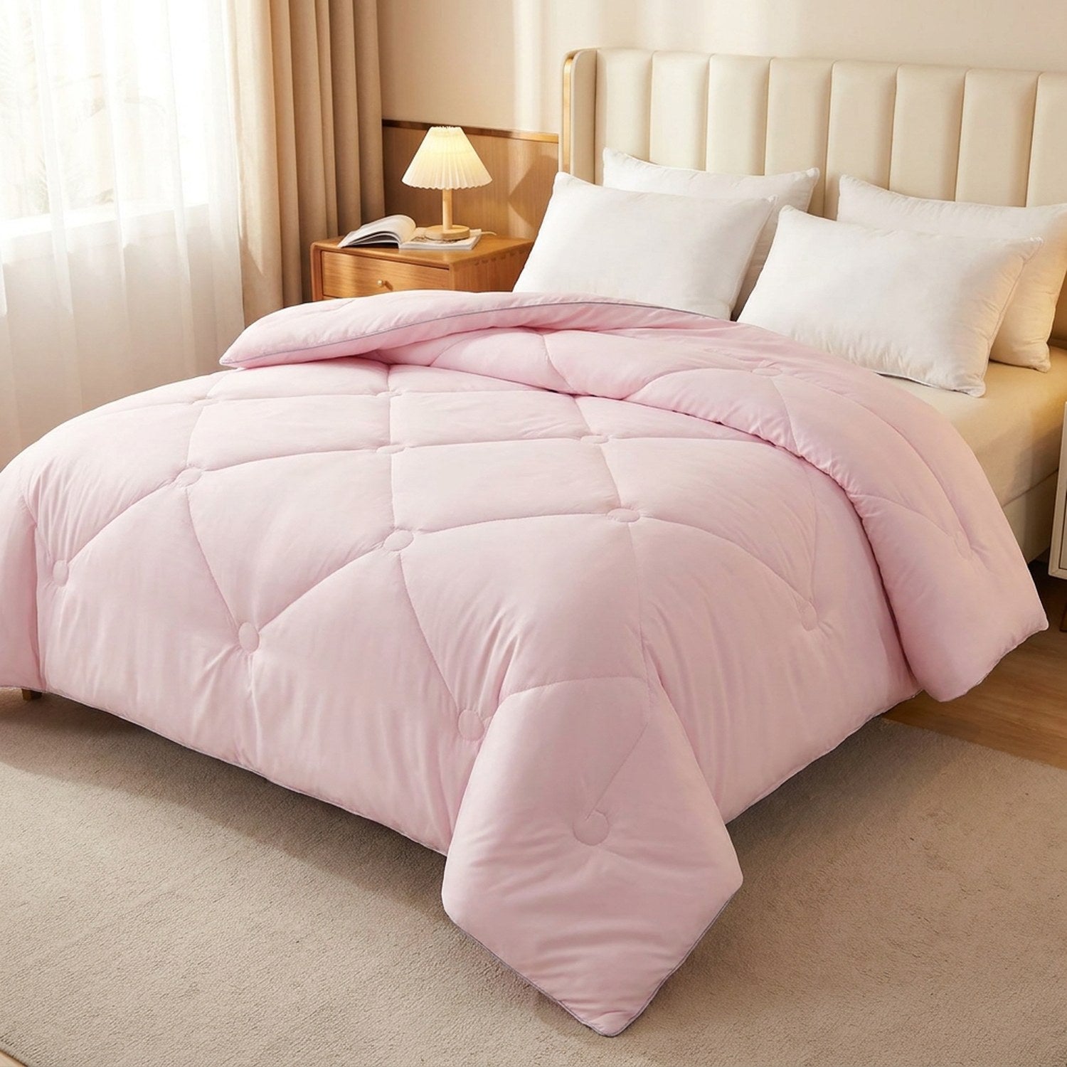 Couette en laine épaisse coloris rose posée sur un lit fait