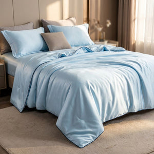 Couette d'été bleu ciel posée sur un grand lit dans une chambre cosy