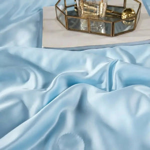 Gros plan sur la texture satinée et soyeuse du tissu de la couette d'été