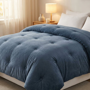 Couette d hiver bleue en velours de lait épaisse et matelassée sur un lit cosy