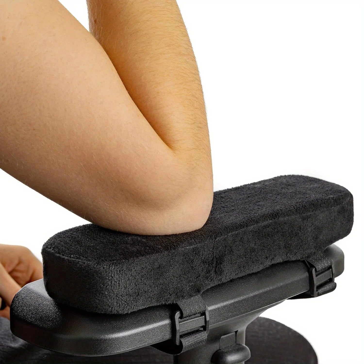 Bras posé sur le coussin d'accoudoir noir en mousse à mémoire de forme fixé par sangle