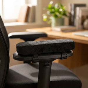 Coussin d'accoudoir noir en mousse à mémoire de forme fixé sur l'accoudoir d'une chaise de bureau