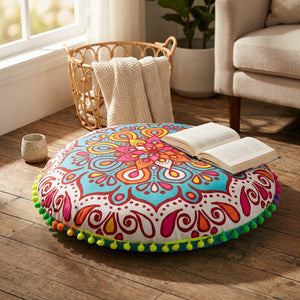 Coussin de sol mandala multicolore posé au sol dans un coin lecture cocooning