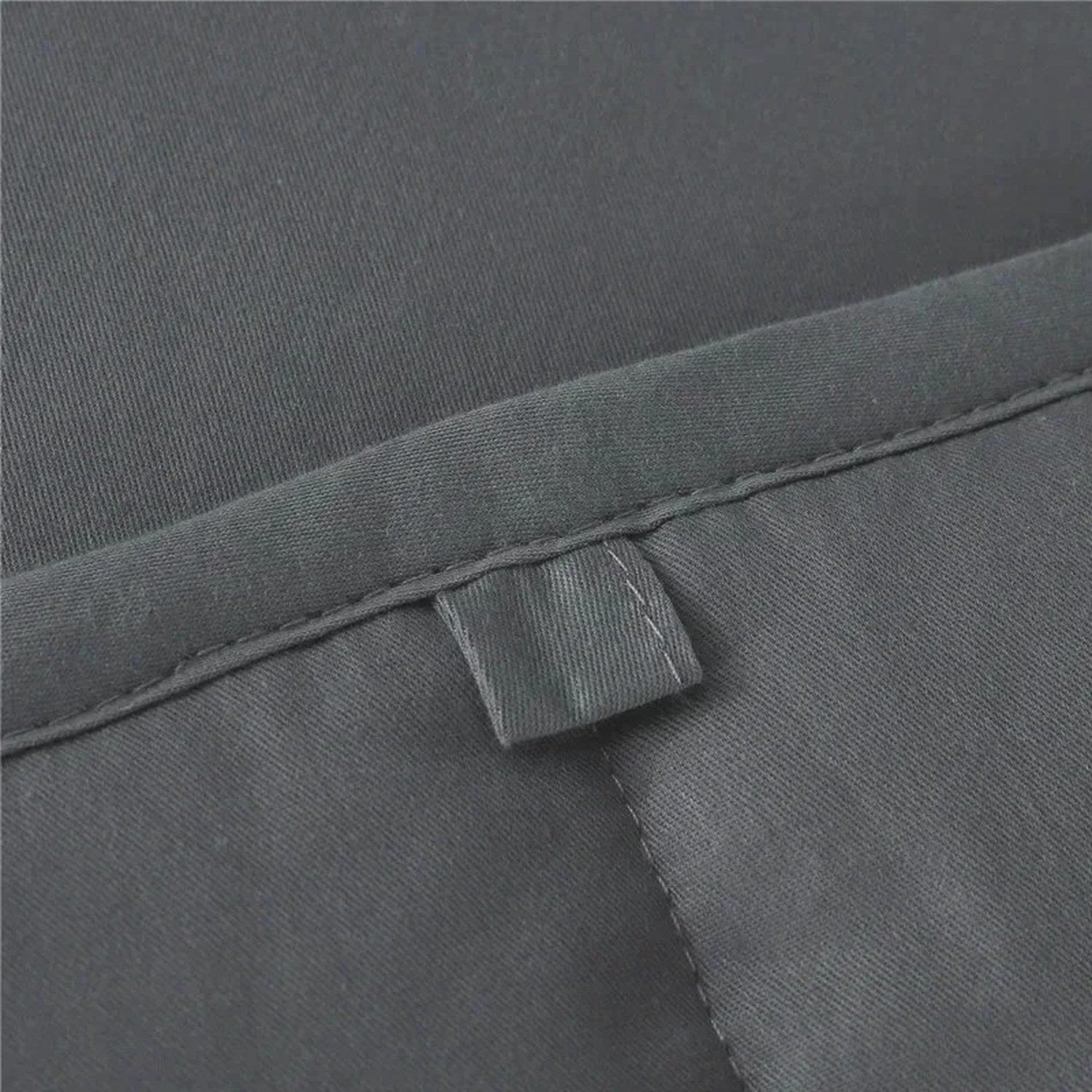 Détail de la couture et de la boucle de fixation de la couverture lestée