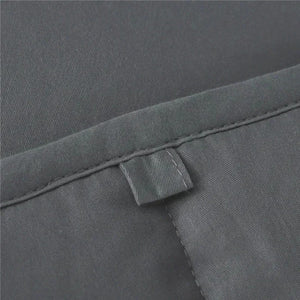 Détail de la couture et de la boucle de fixation de la couverture lestée