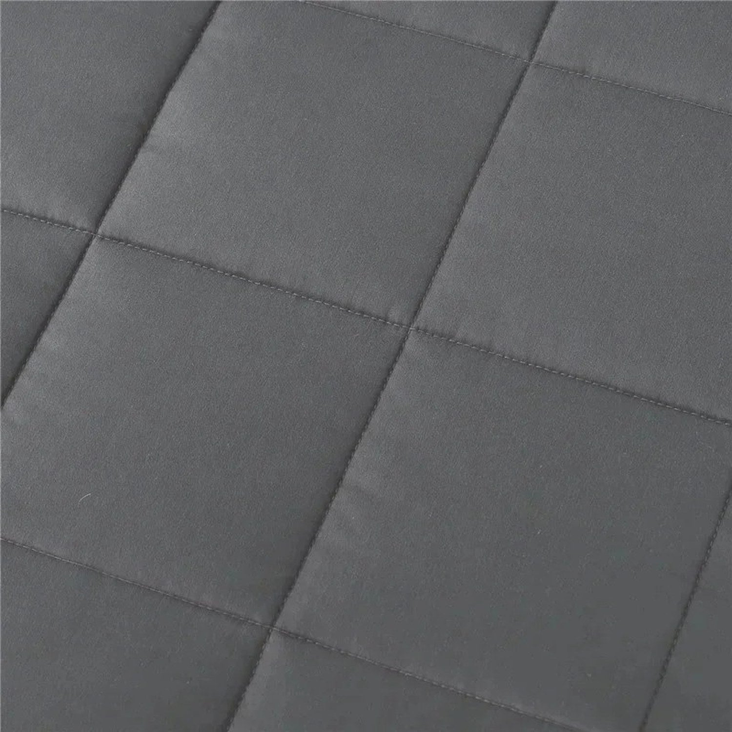 Gros plan sur le matelassage en losanges de la couverture lestée