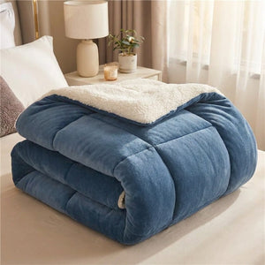 Couverture bleue pliée montrant le velours et l envers mouton moelleux sur un lit
