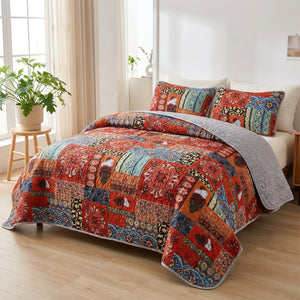 Couvre-lit bohème patchwork sur un lit fait dans une chambre lumineuse avec une plante verte