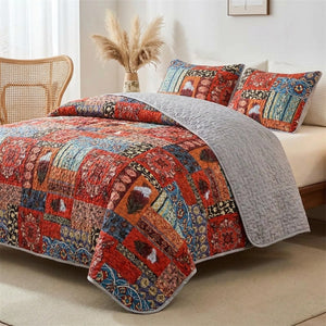 Couvre-lit bohème patchwork drapé au pied d un lit dans une chambre bohème avec pampas