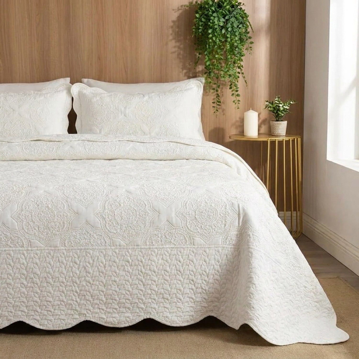 Couvre-lit matelassé blanc dans une chambre chaleureuse avec mur en bois et plante suspendue