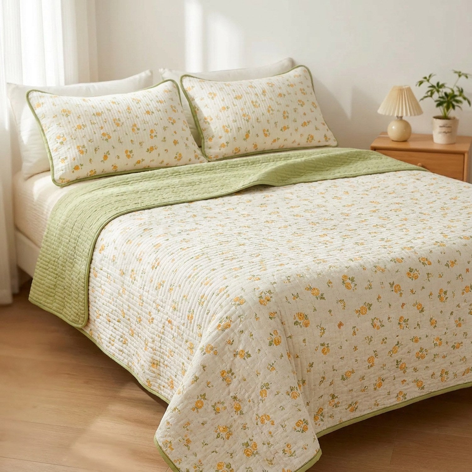 Couvre-lit matelassé réversible à motifs floraux installé sur un lit dans une chambre lumineuse
