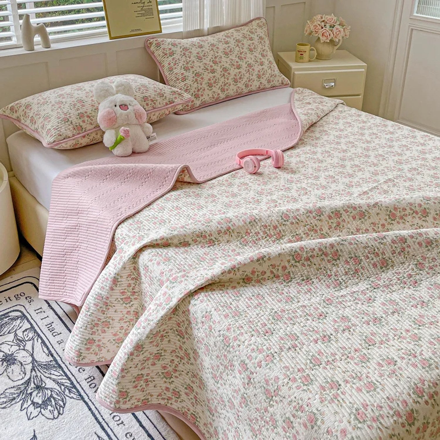 Coin replié du couvre-lit matelassé montrant la doublure rose unie
