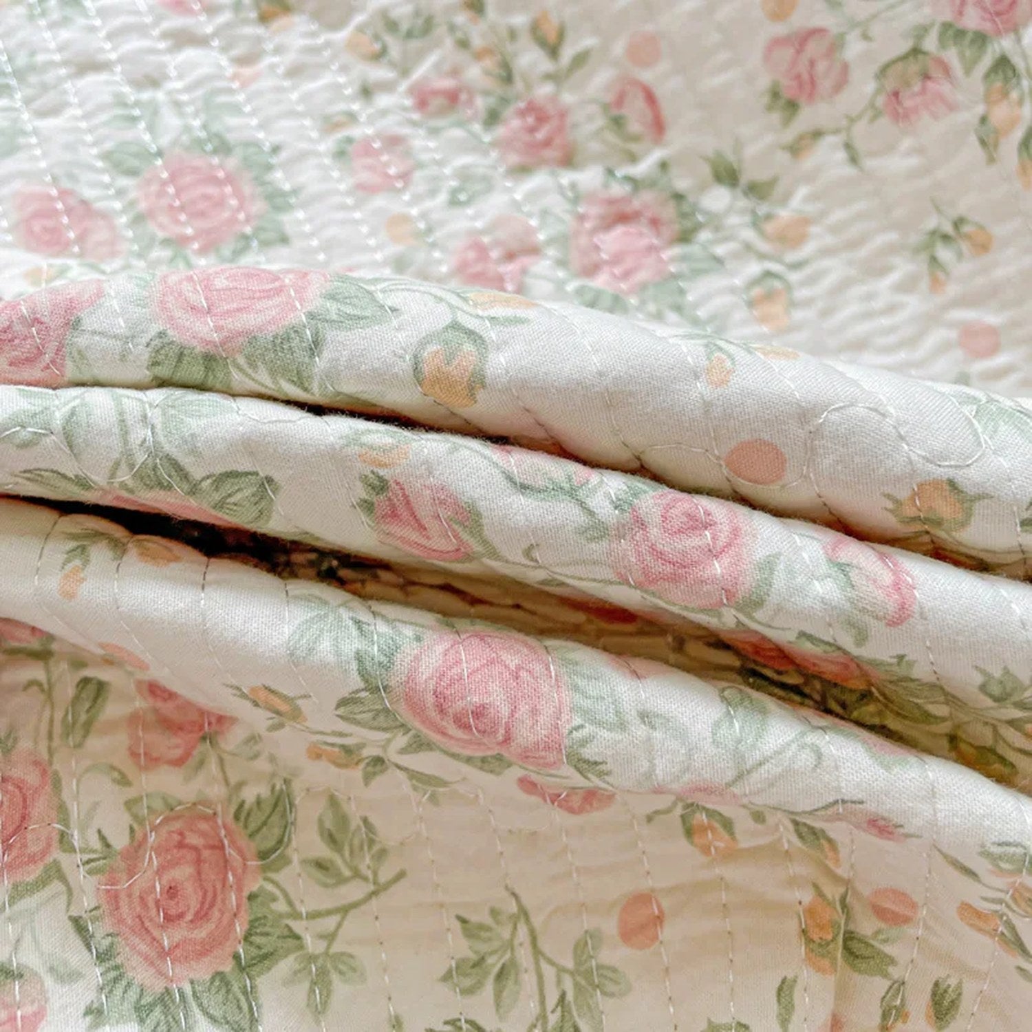 Détail du piqué matelassé et de l'imprimé floral en plis