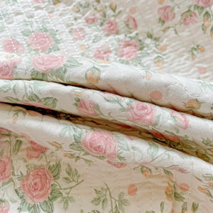 Détail du piqué matelassé et de l'imprimé floral en plis