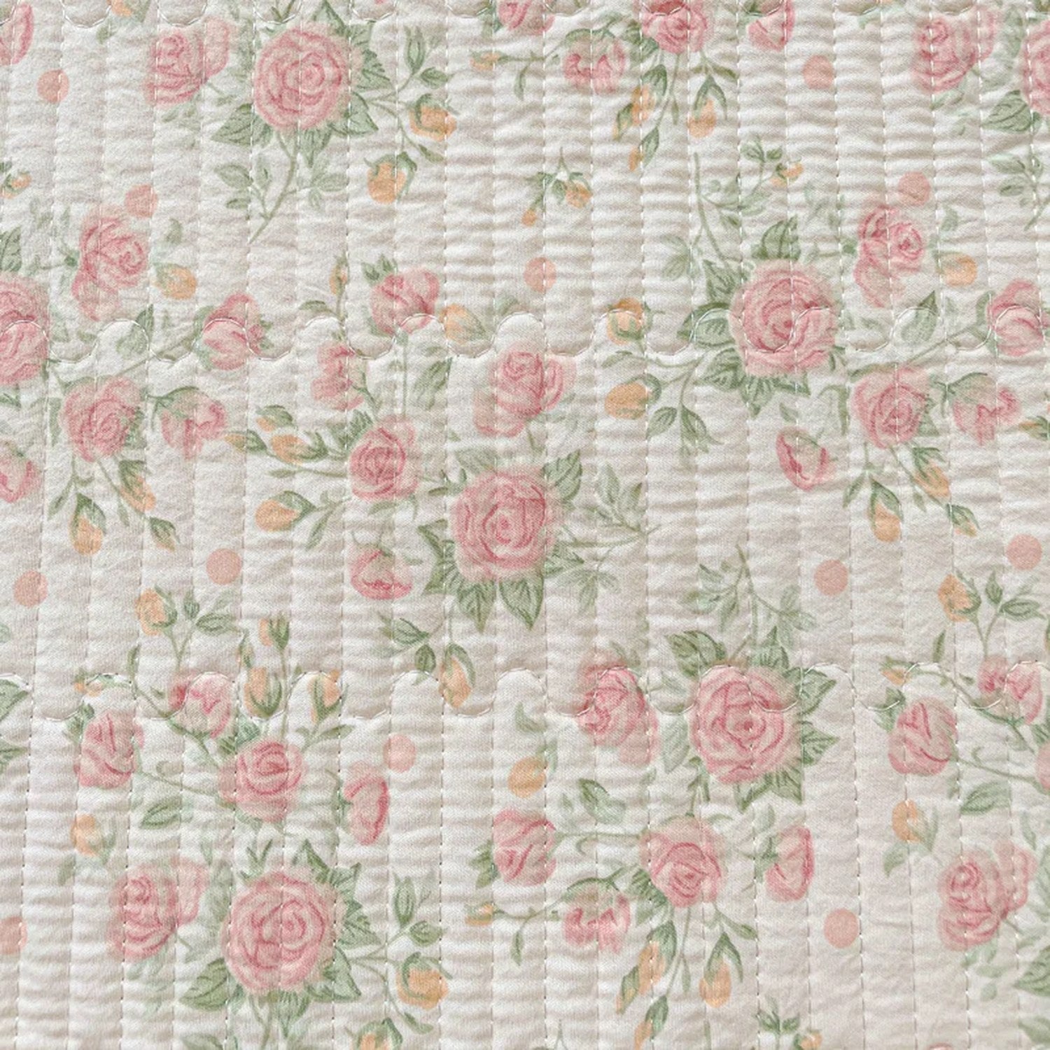 Gros plan du tissu matelassé à motif de roses fleuries