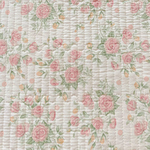 Gros plan du tissu matelassé à motif de roses fleuries
