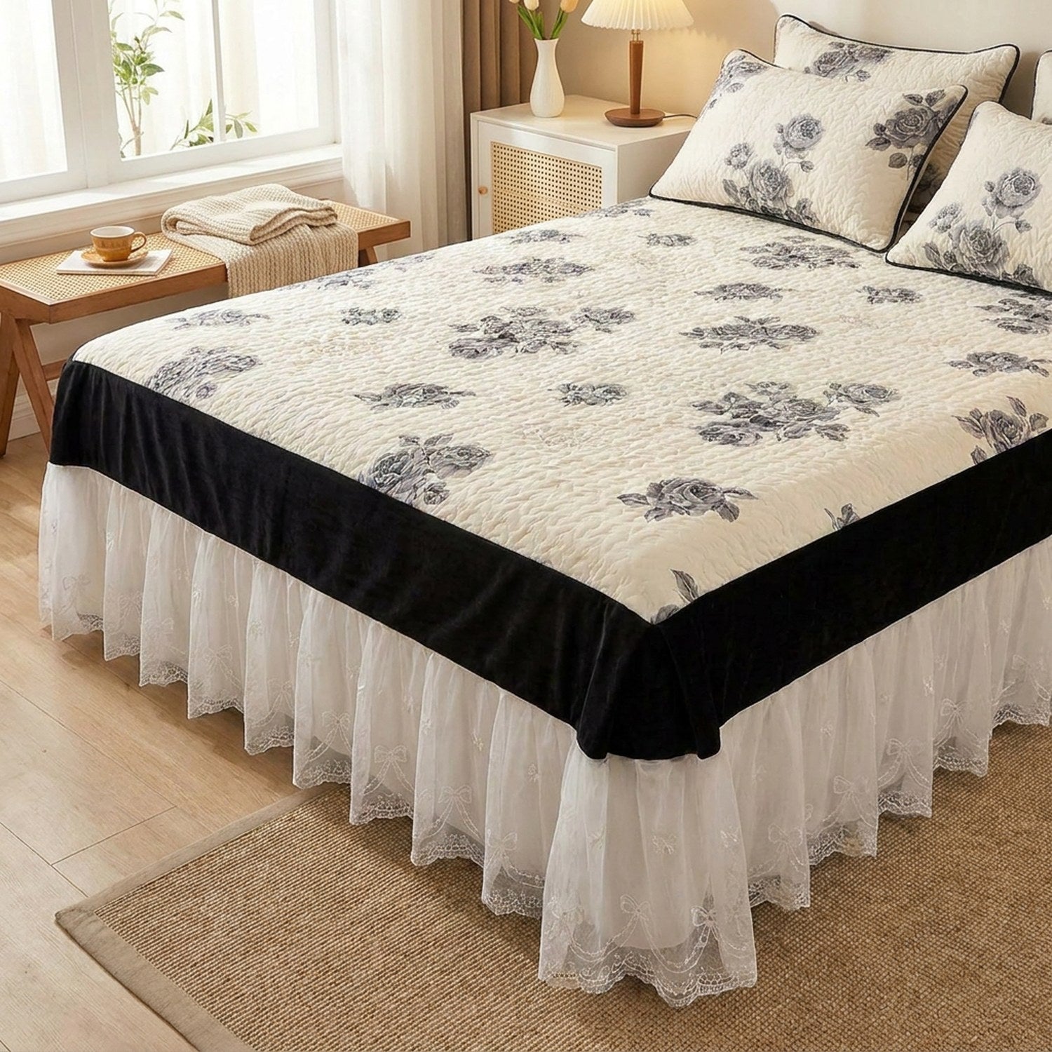 Couvre-lit matelassé fleuri et son volant en dentelle dans une chambre chaleureuse