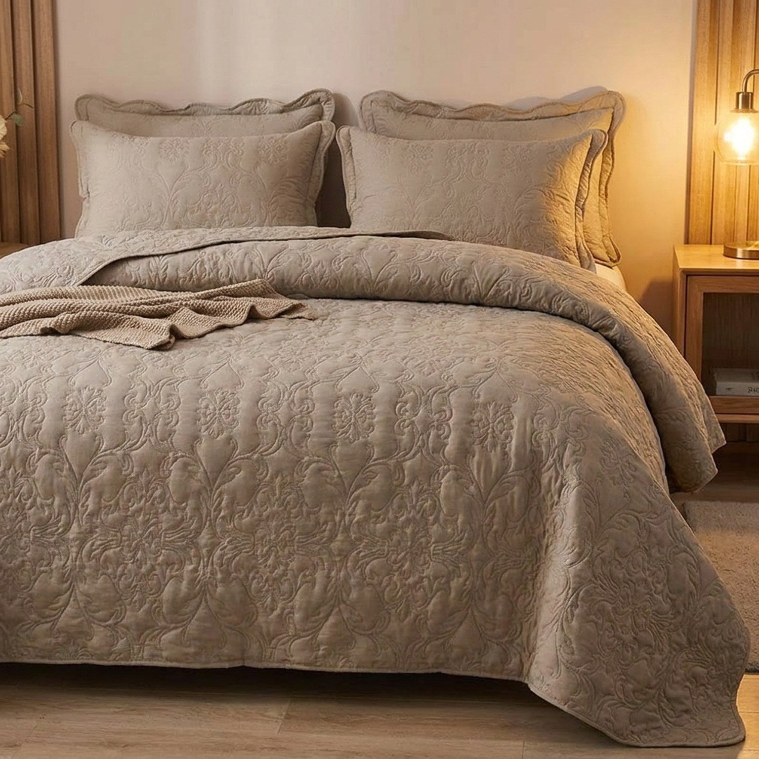 Couvre-lit matelassé taupe dans une chambre cosy avec lampe de chevet allumée