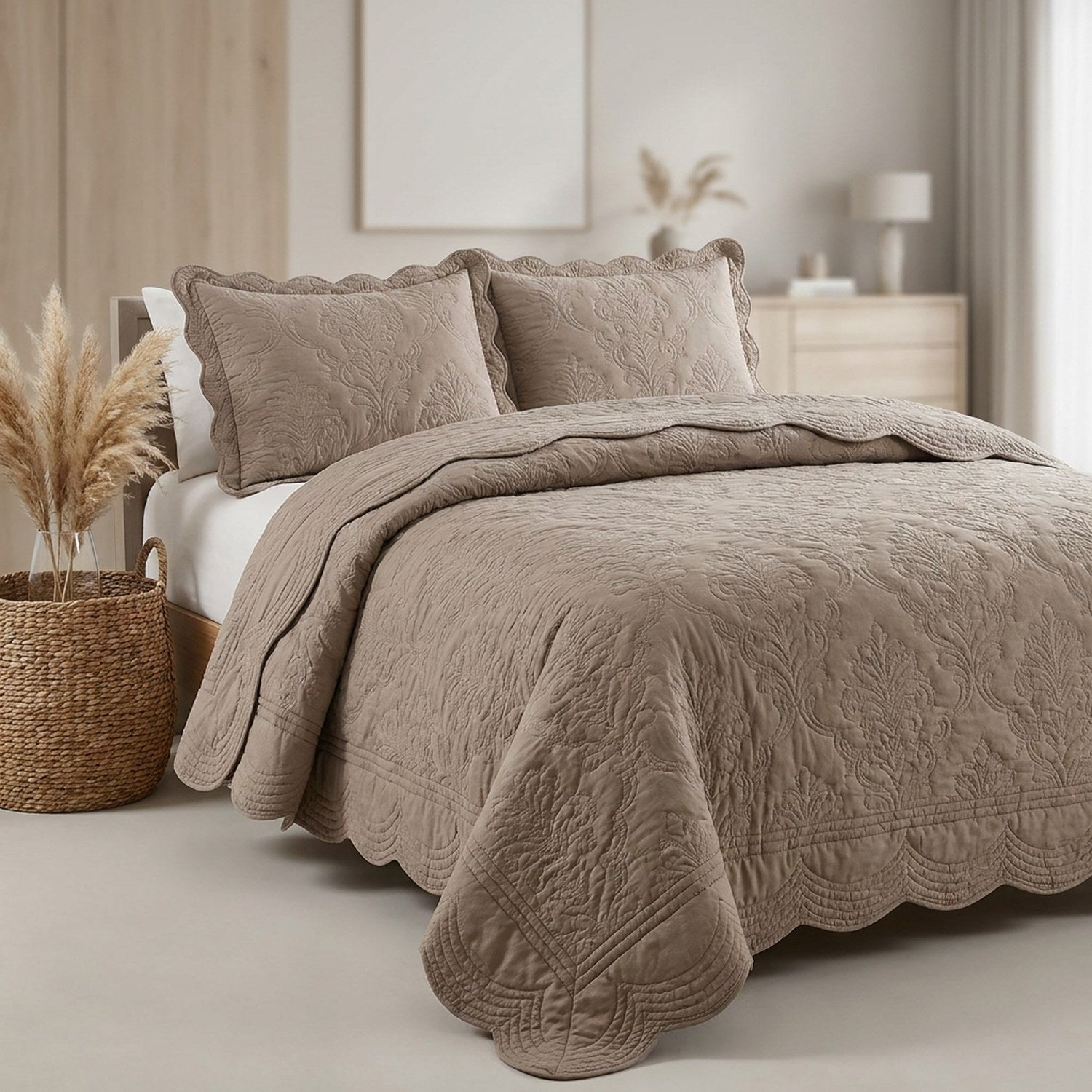 Couvre-lit matelassé taupe drapé au pied d un lit dans une chambre sereine