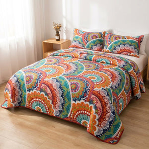 Couvre-lit matelassé aux motifs mandala colorés installé sur un lit fait dans une chambre lumineuse