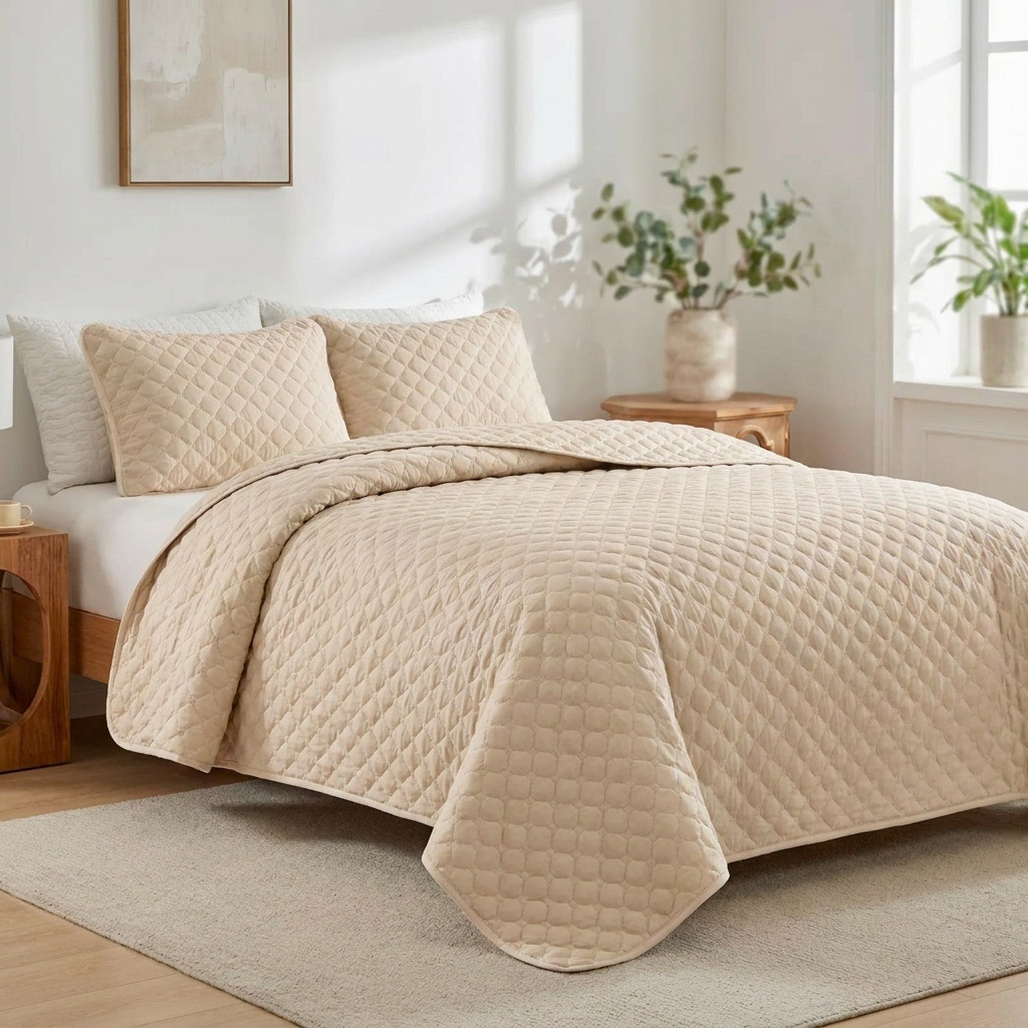 Couvre-lit matelassé beige au motif losange installé sur un lit dans une chambre chaleureuse