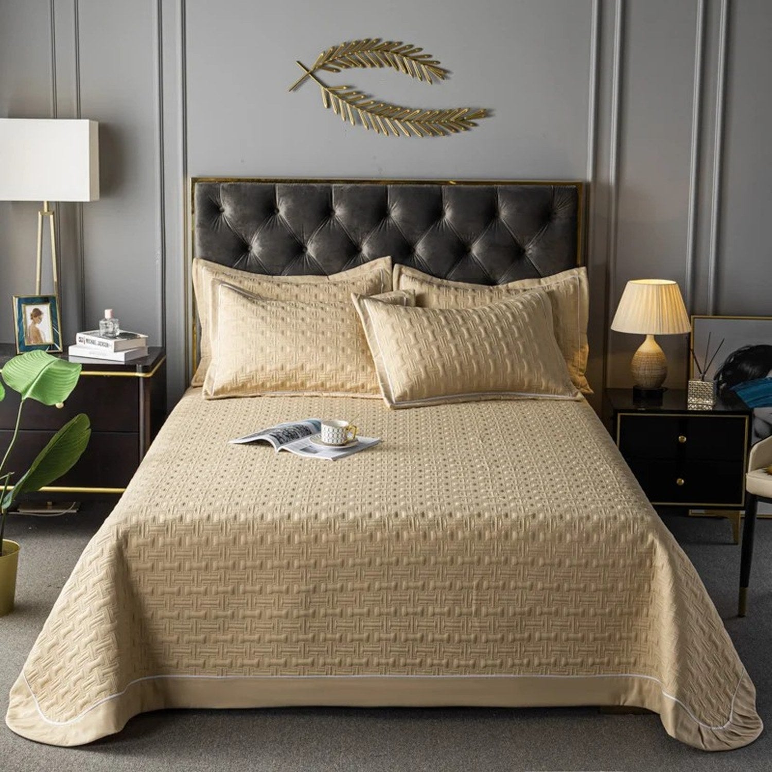 Couvre-lit matelassé beige avec deux taies assorties sur un lit