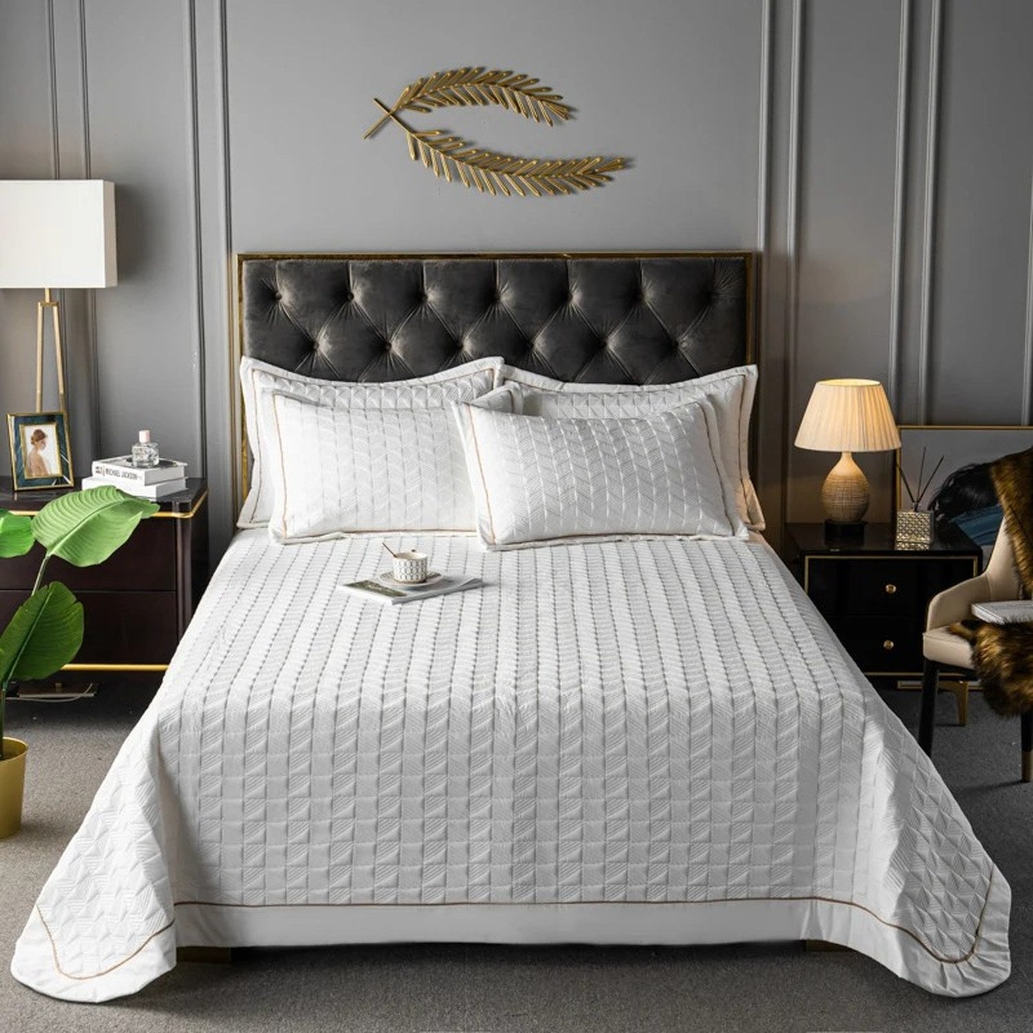 Couvre-lit matelassé blanc avec deux taies assorties sur un lit