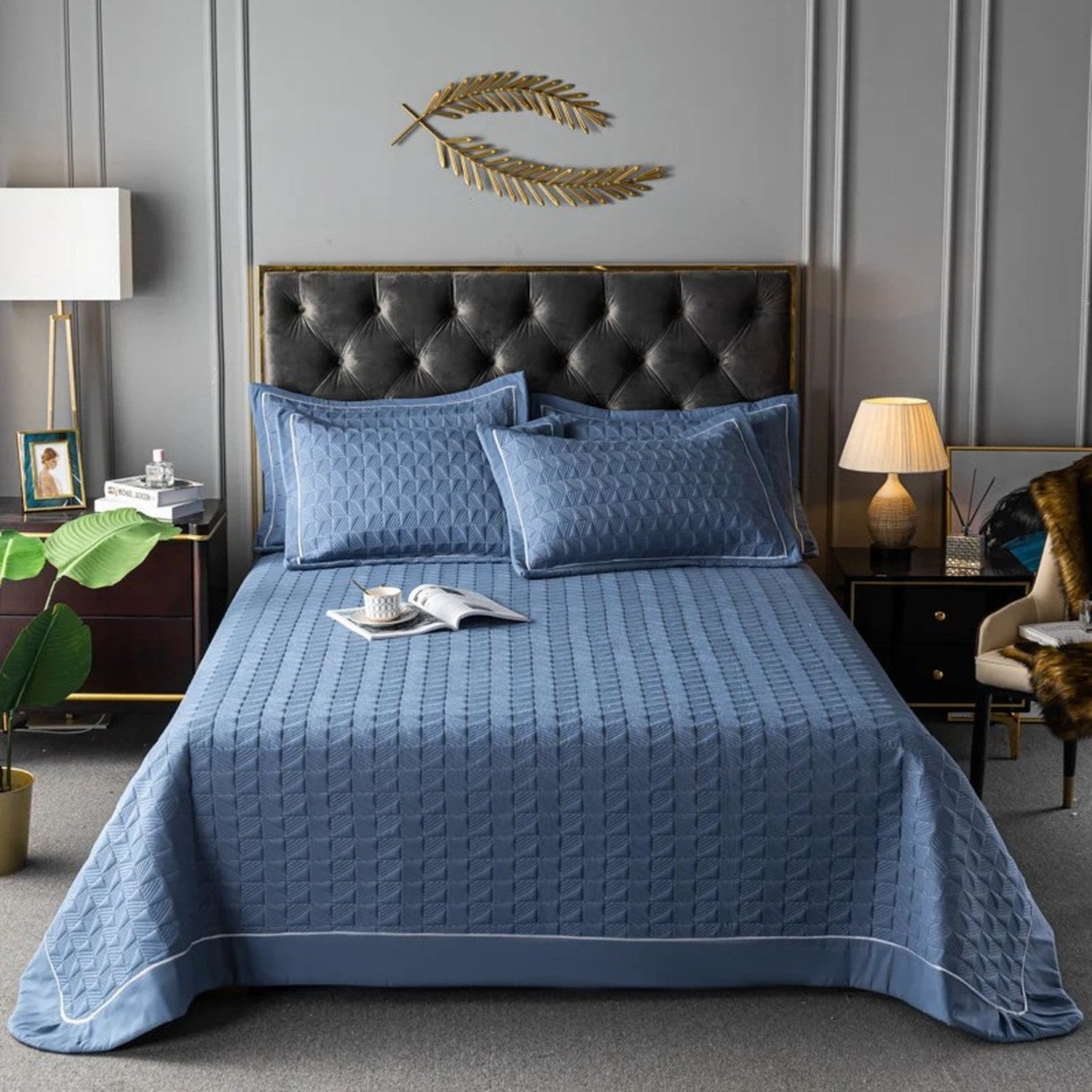 Couvre-lit matelassé bleu avec deux taies assorties sur un lit