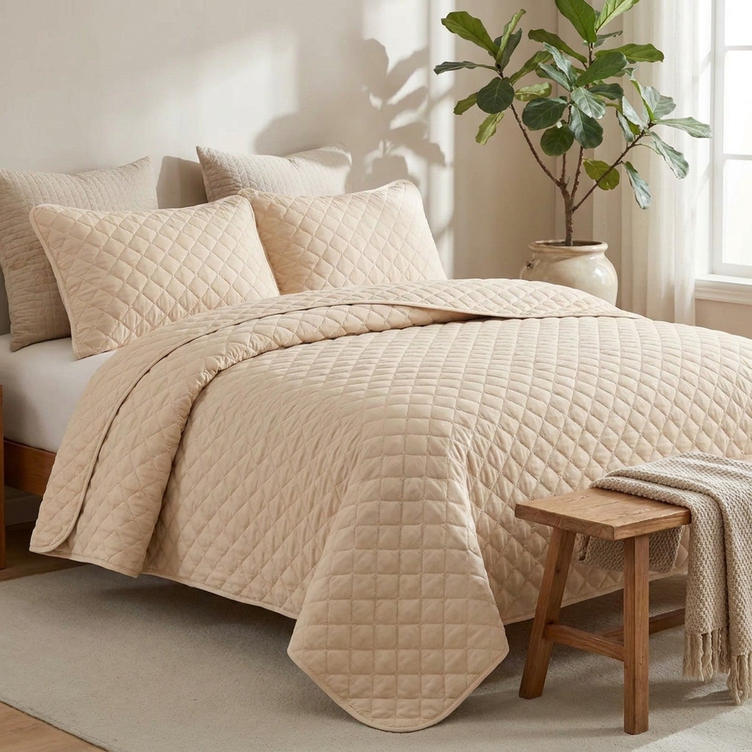 Couvre-lit matelassé beige sur un lit dans une chambre naturelle et douce