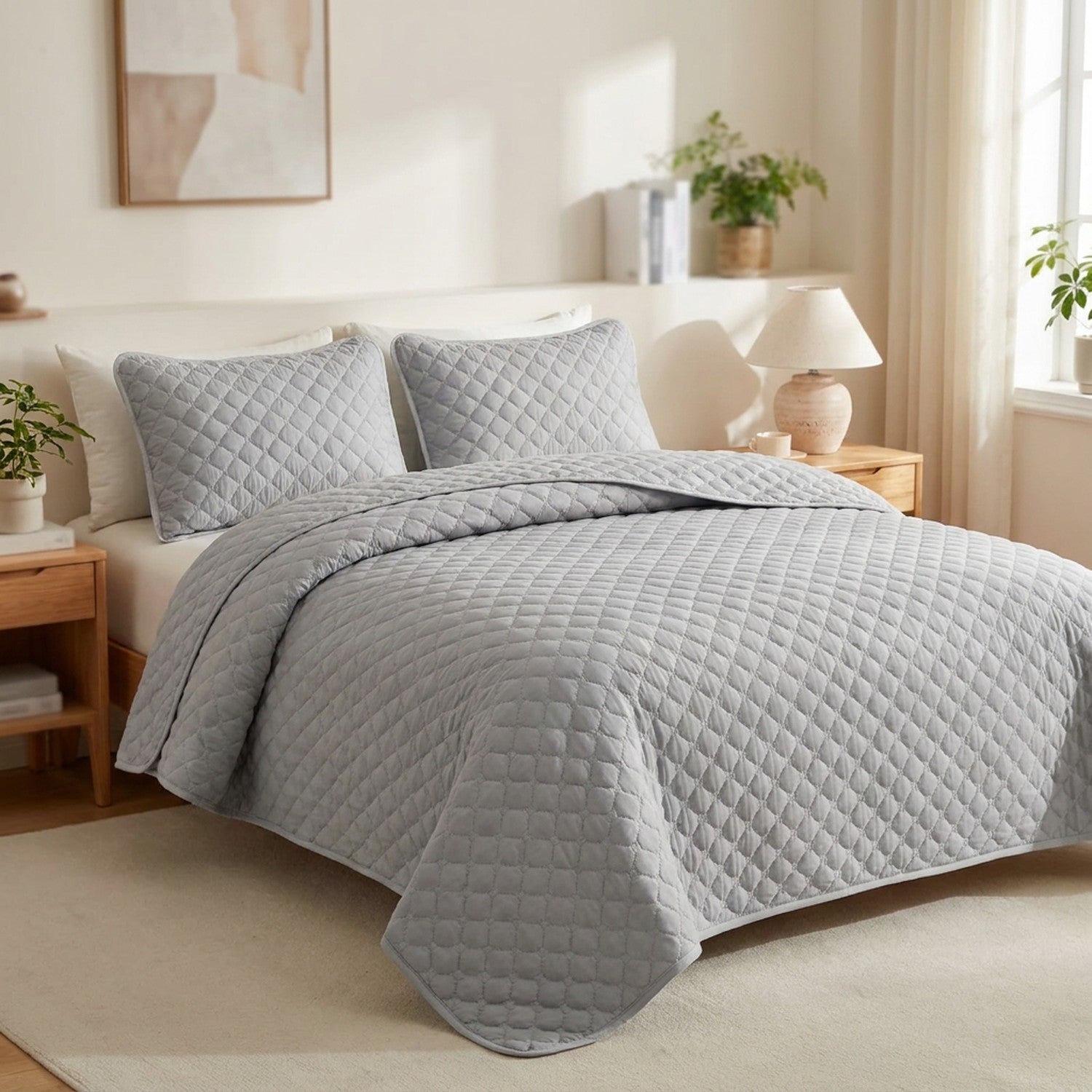 Couvre-lit matelassé gris au motif losange installé sur un lit