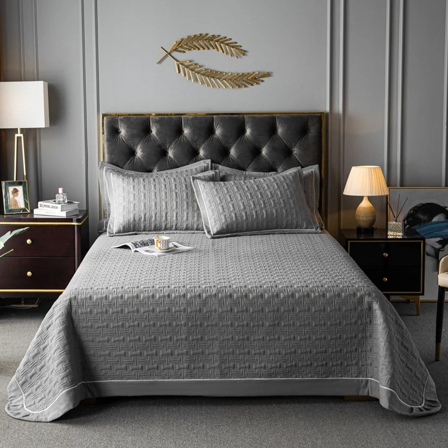 Couvre-lit matelassé gris avec deux taies assorties sur un lit
