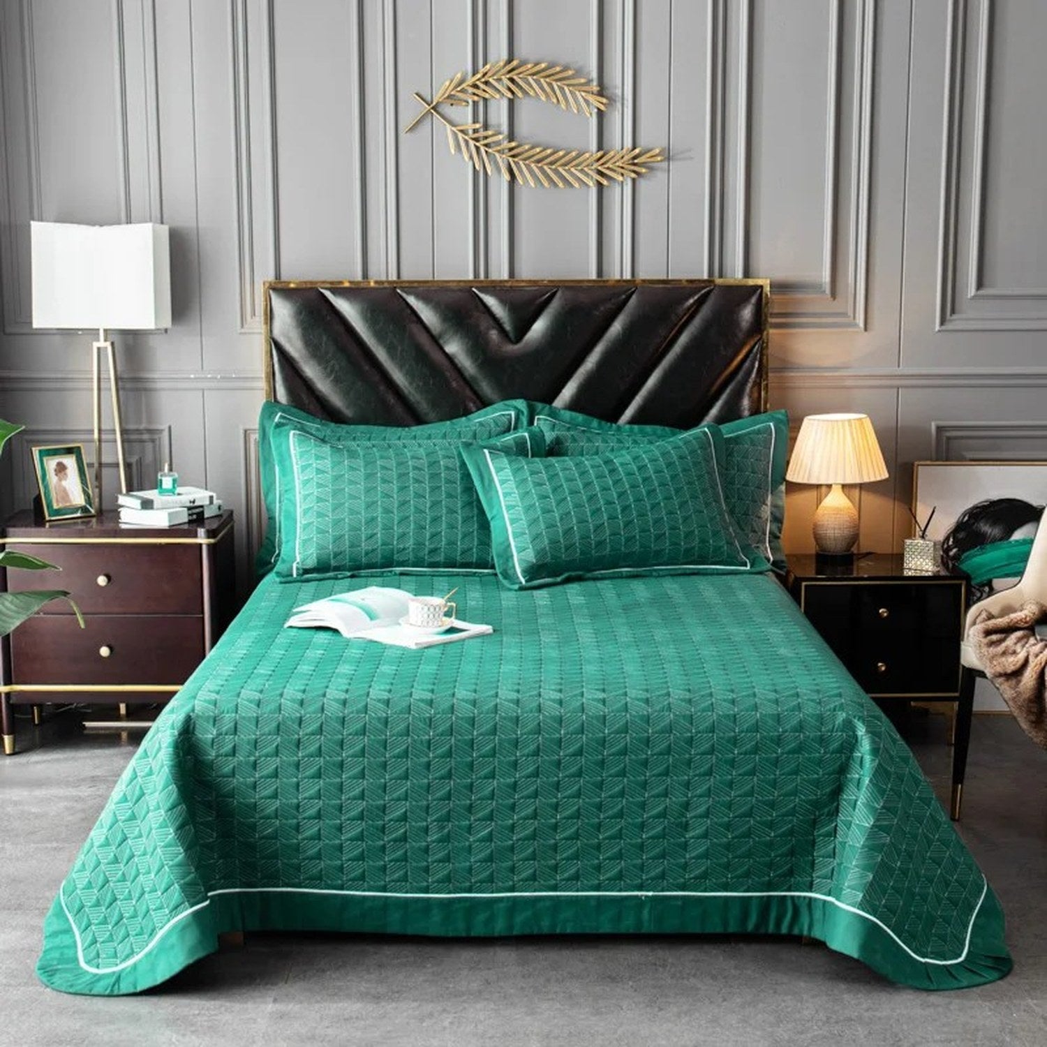 Couvre-lit matelassé vert foncé avec deux taies assorties sur un lit