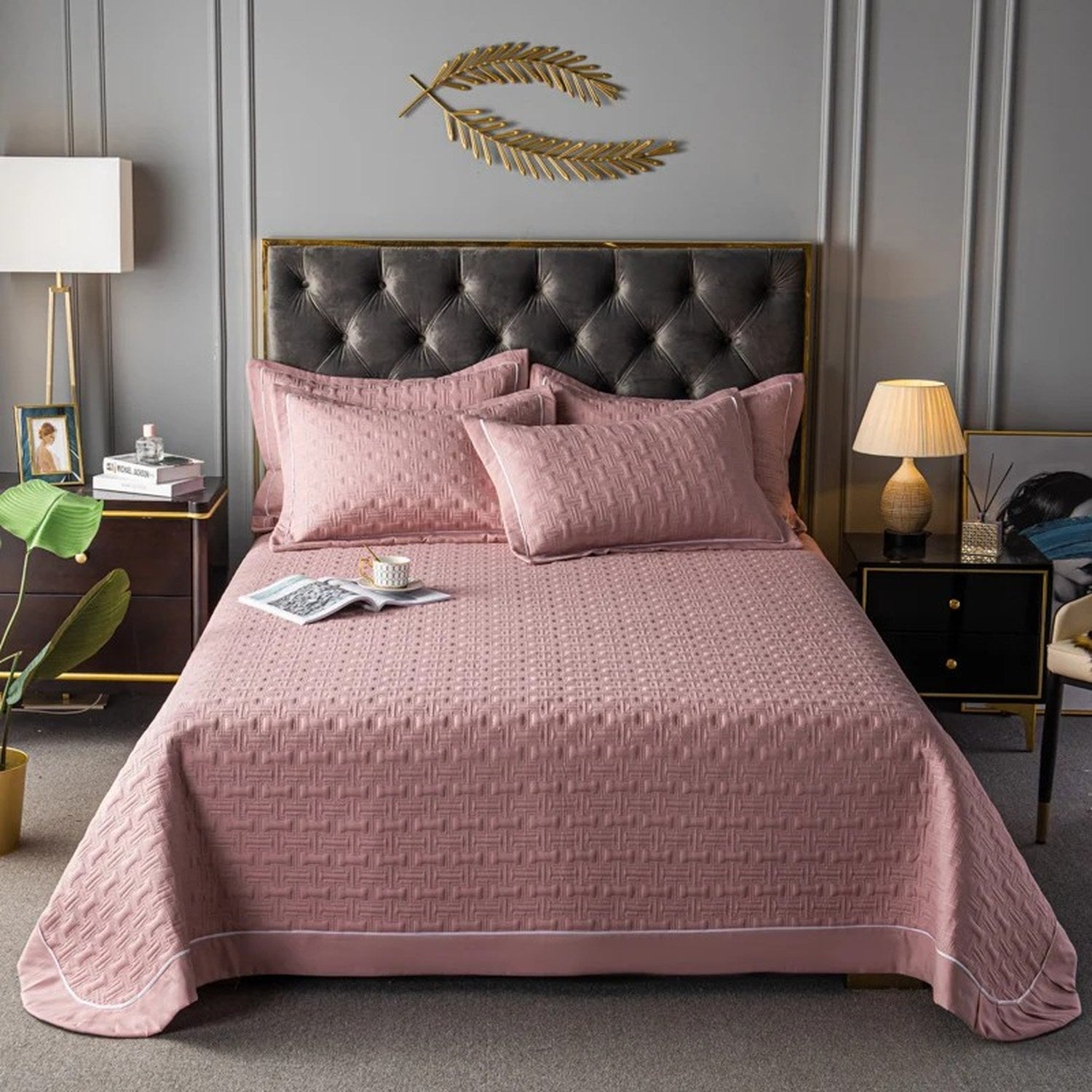 Couvre-lit matelassé vieux rose avec deux taies assorties sur un lit
