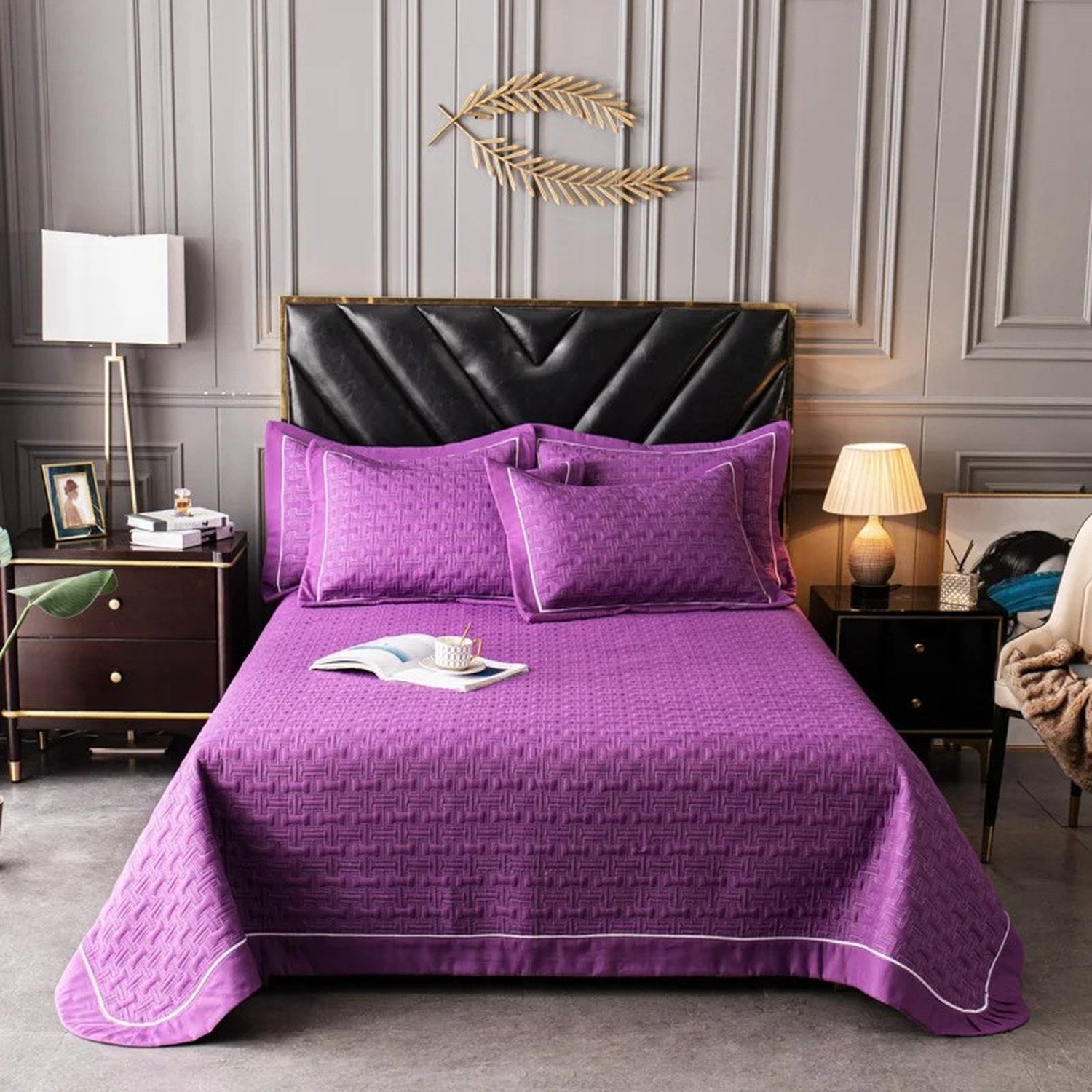Couvre-lit matelassé violet avec deux taies assorties sur un lit