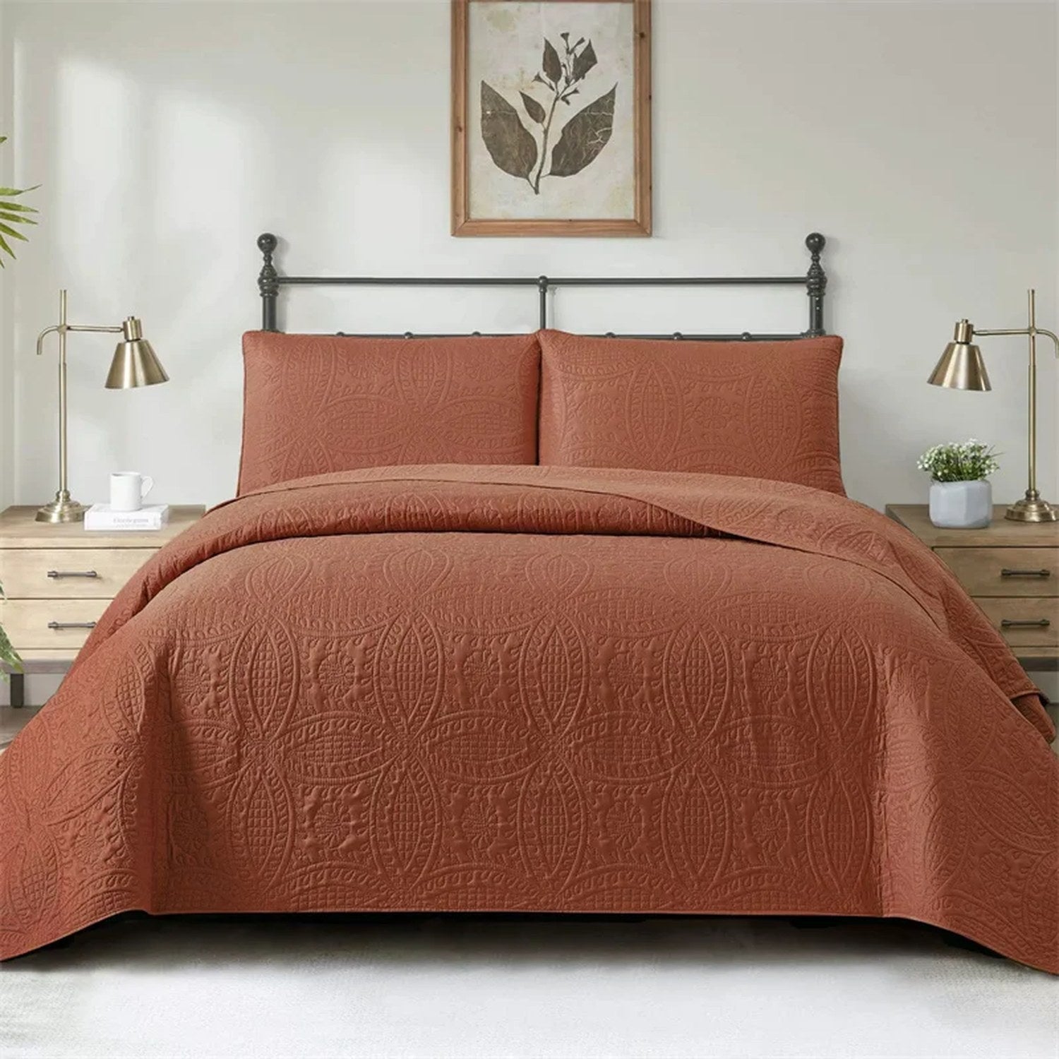 Couvre-lit matelassé uni terracotta au relief brodé sur un lit deux places