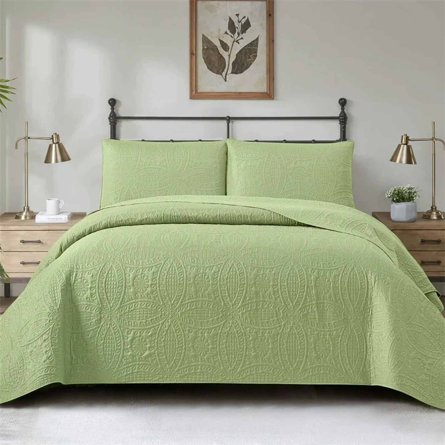 Couvre-lit matelassé uni vert sauge au relief brodé sur un lit deux places