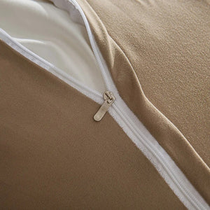 Détail de la fermeture éclair et du tissu velours beige du couvre-lit