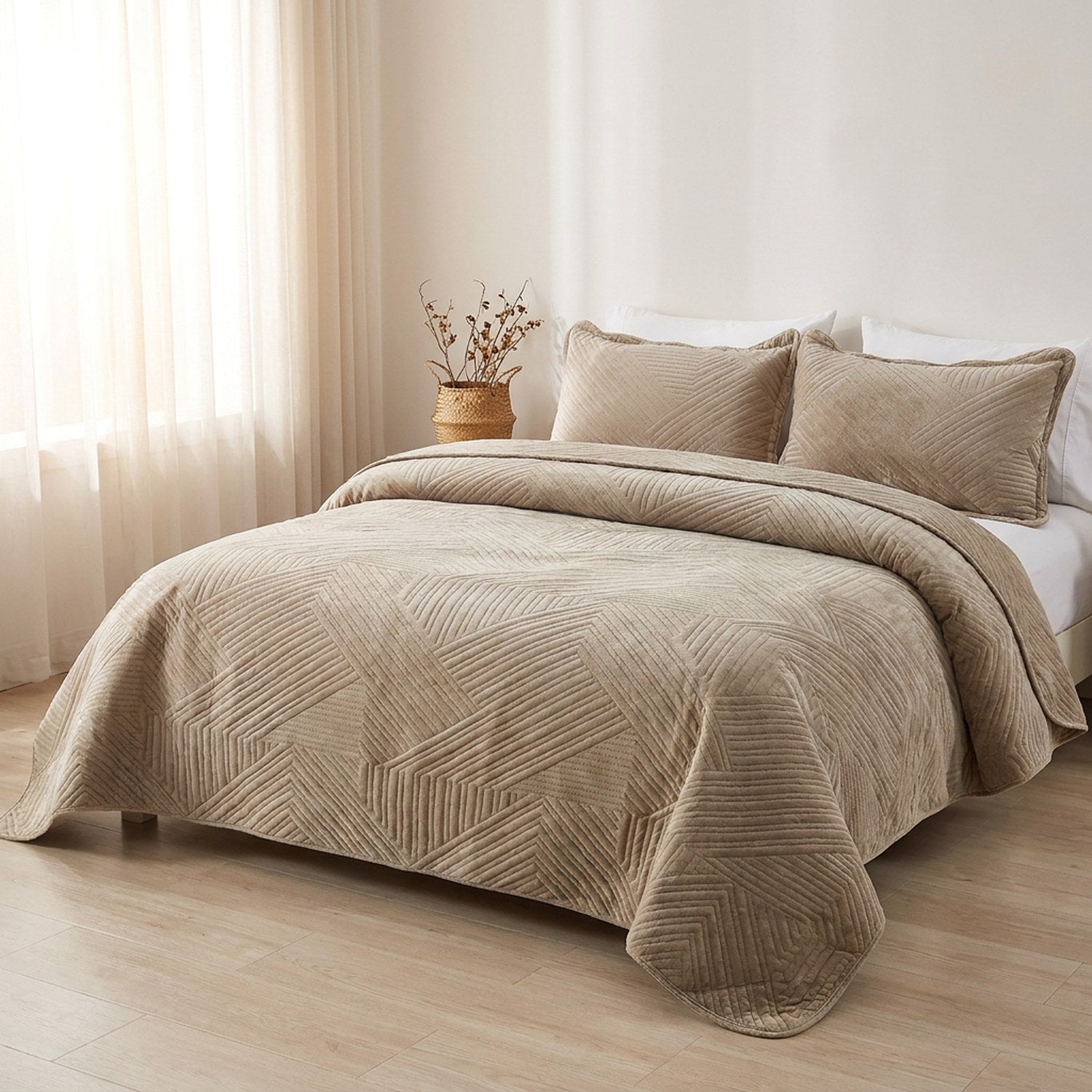 Couvre-lit matelassé velours beige dans une chambre lumineuse avec panier en osier