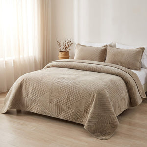 Couvre-lit matelassé velours beige dans une chambre lumineuse avec panier en osier