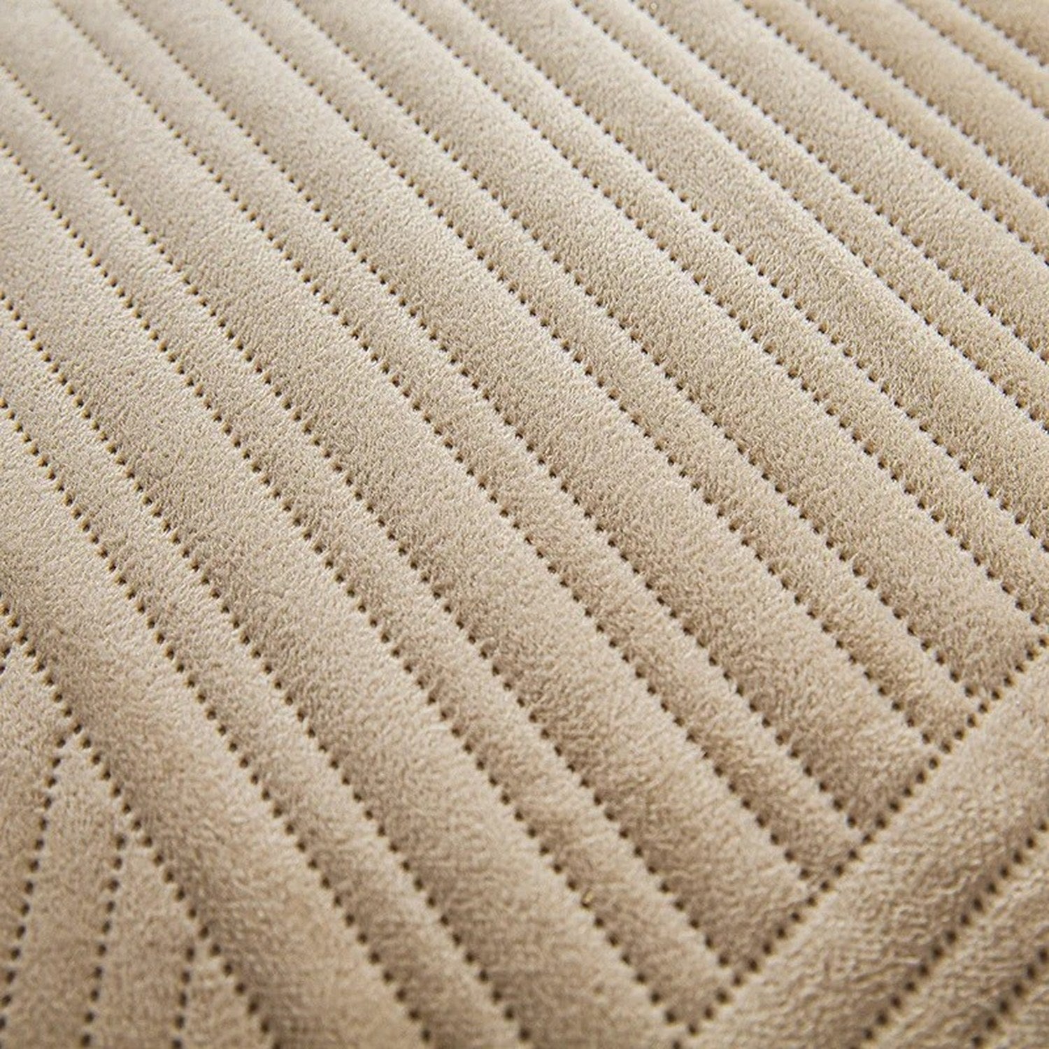 Taie d'oreiller assortie posée sur le couvre-lit matelassé velours beige