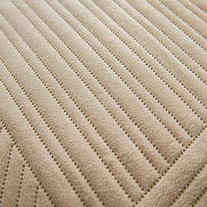 Taie d'oreiller assortie posée sur le couvre-lit matelassé velours beige