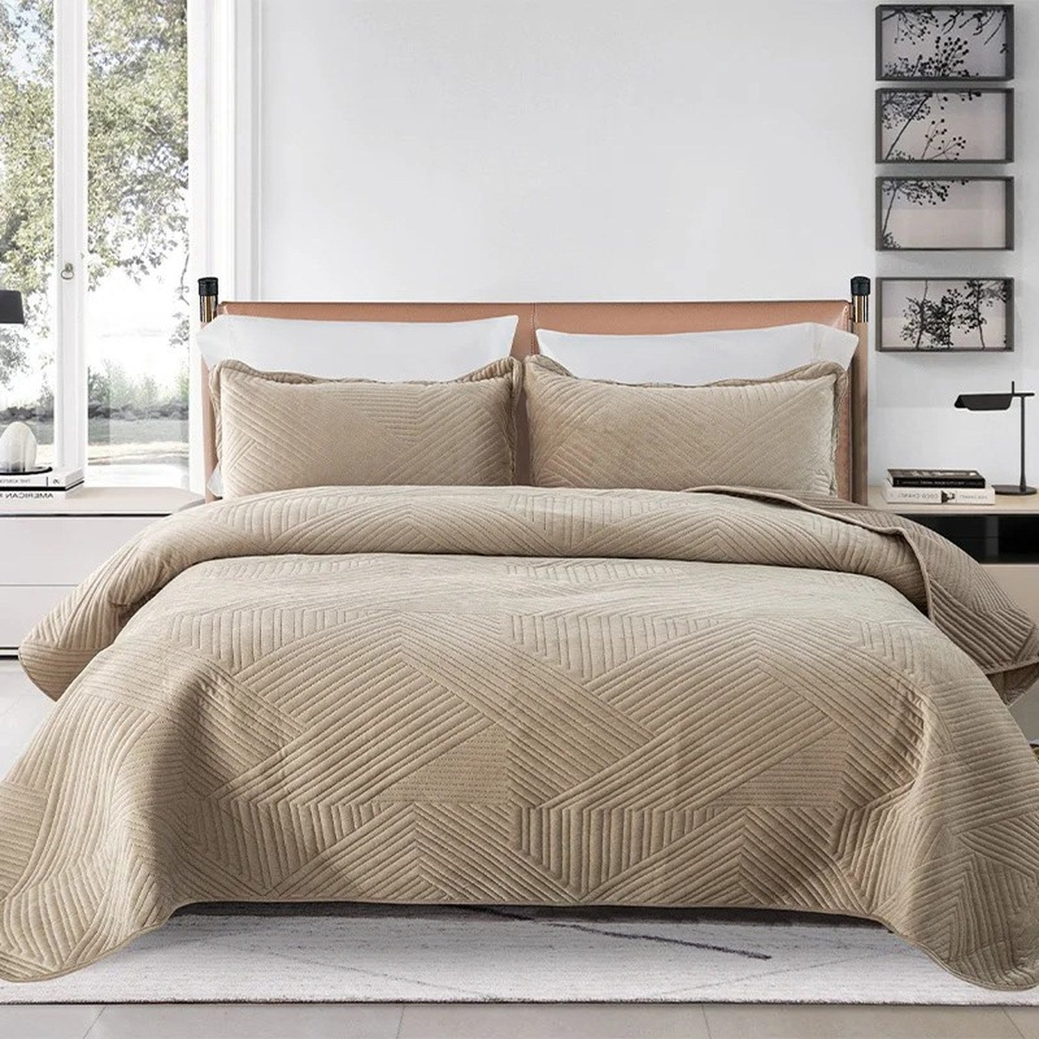 Couvre-lit matelassé velours beige posé sur un lit avec taies assorties