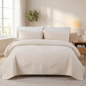 Couvre-lit matelassé velours blanc ivoire avec taies assorties sur un lit