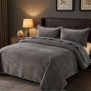 Couvre-lit matelassé velours marron foncé avec taies assorties sur un lit