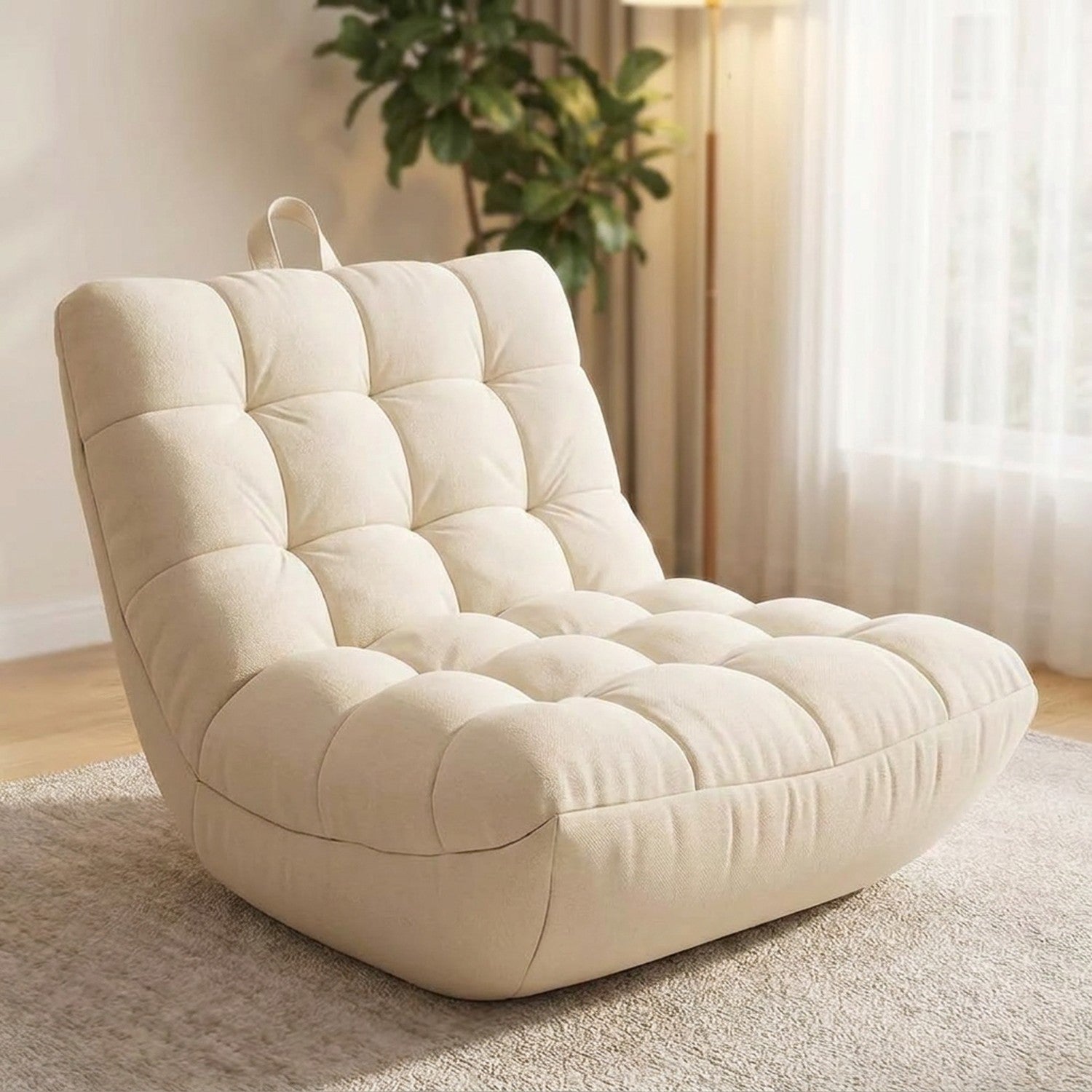 Pouf fauteuil paresseux moelleux de couleur crème installé dans un salon lumineux avec plante et lampadaire