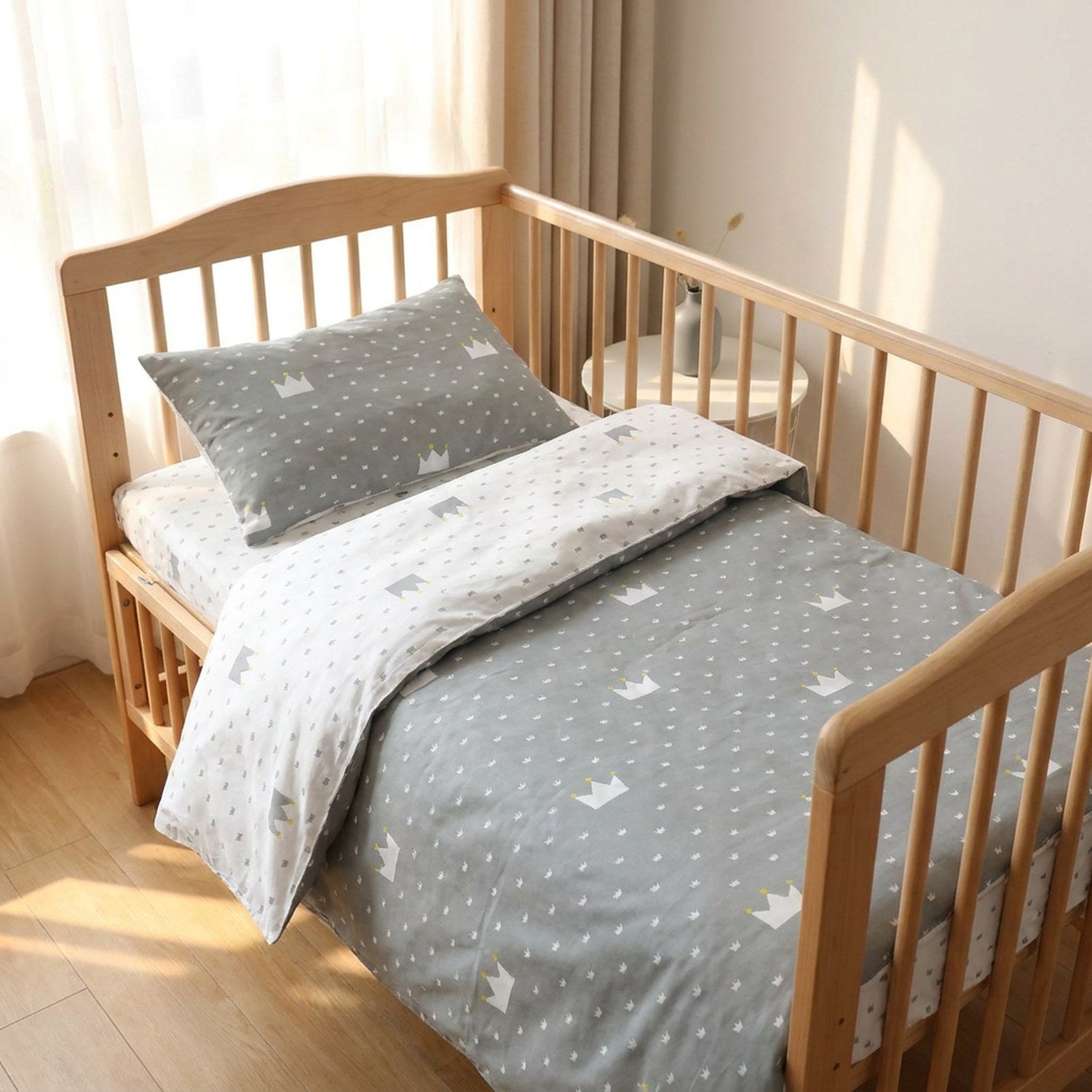 Parure de lit bébé motif Couronne dans un berceau