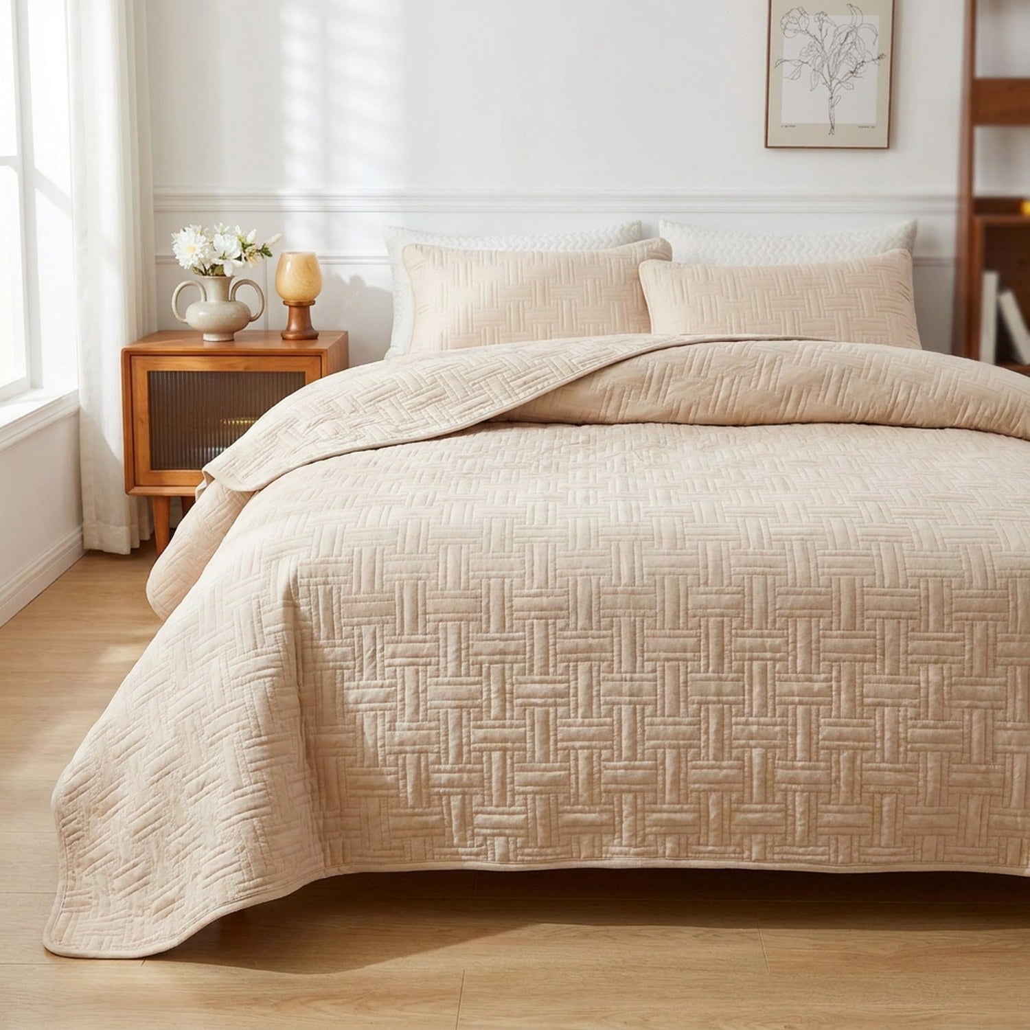 Couvre-lit matelassé beige à motif de tissage géométrique sur un lit dans une chambre moderne