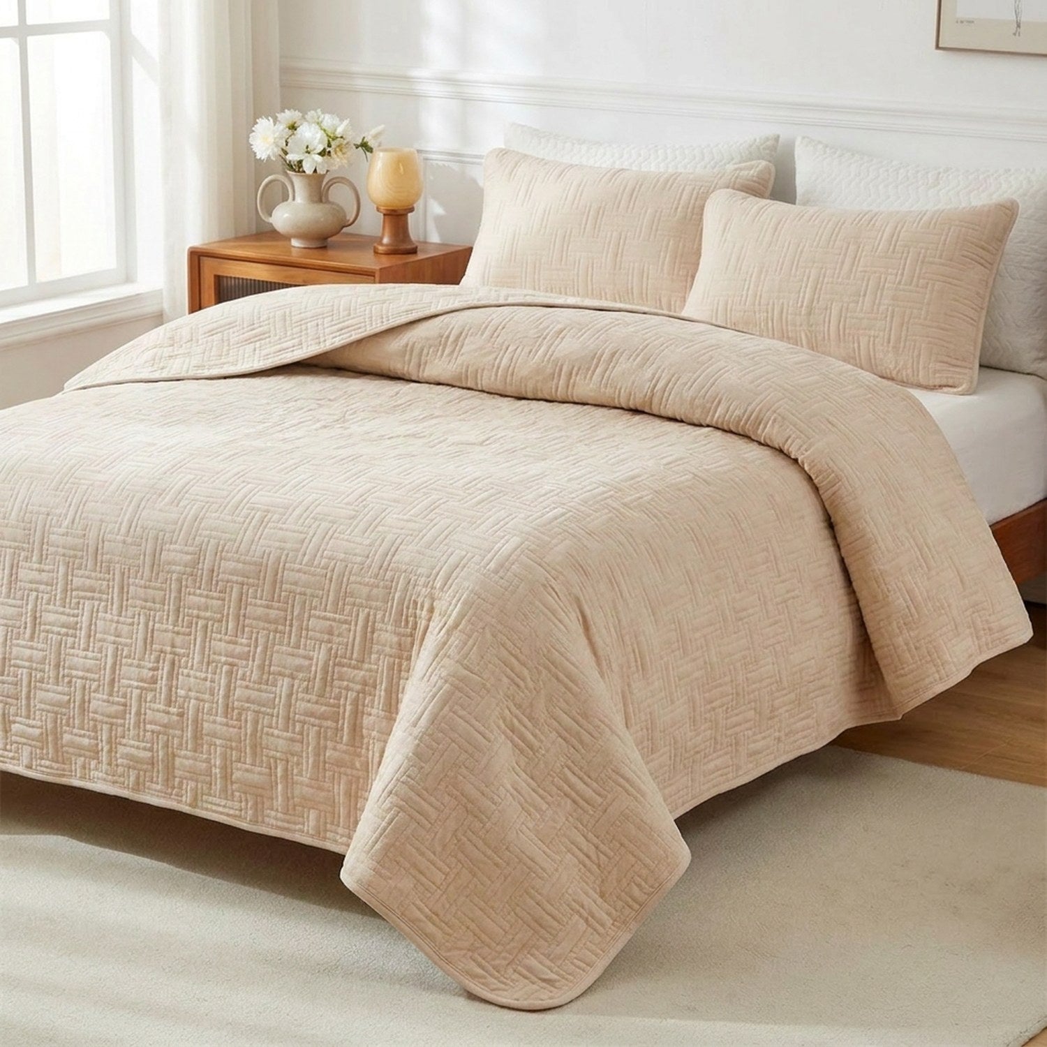 Couvre-lit beige avec ses deux taies assorties sur un lit moderne