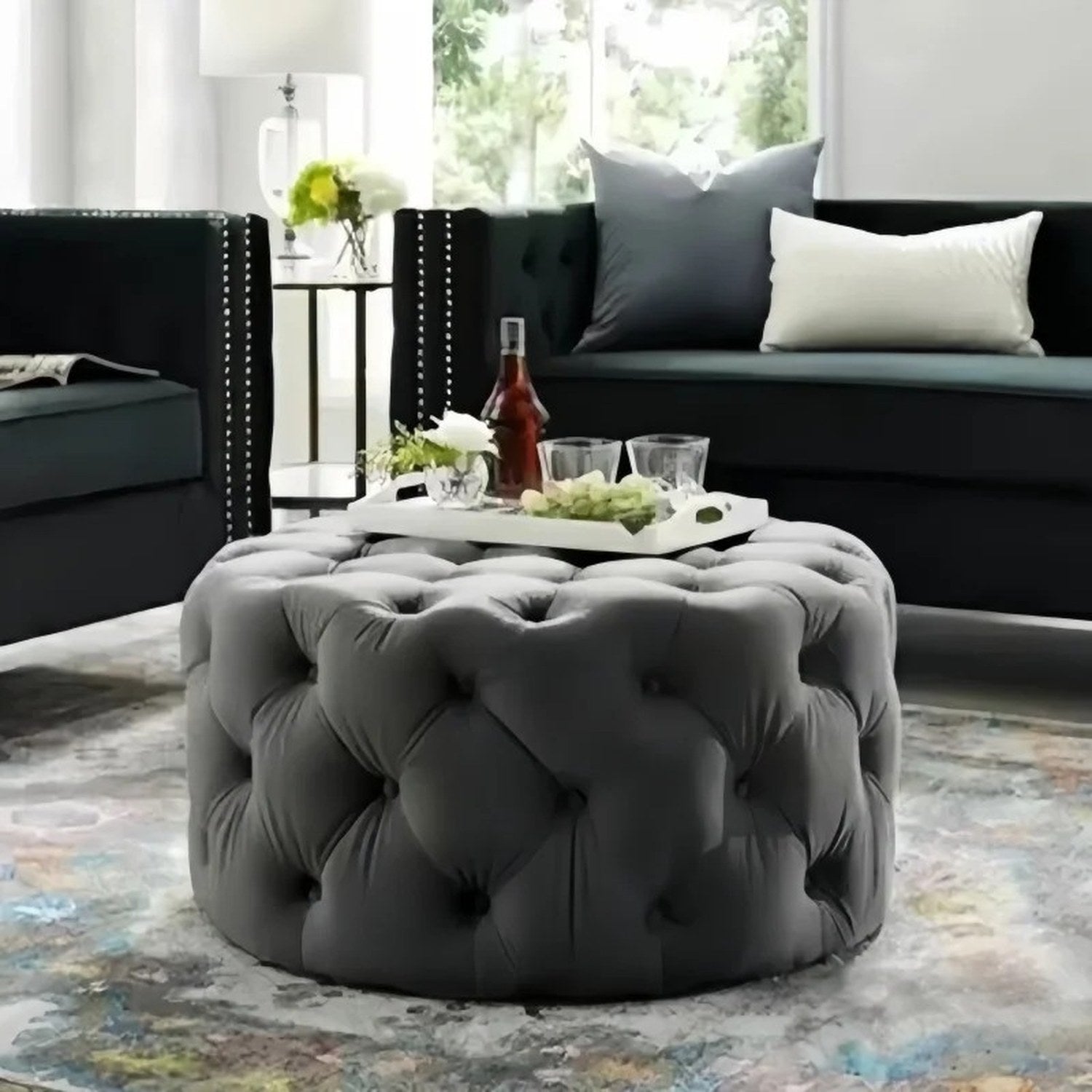 Tabouret pouf gris en velours servant de table d'appoint avec plateau
