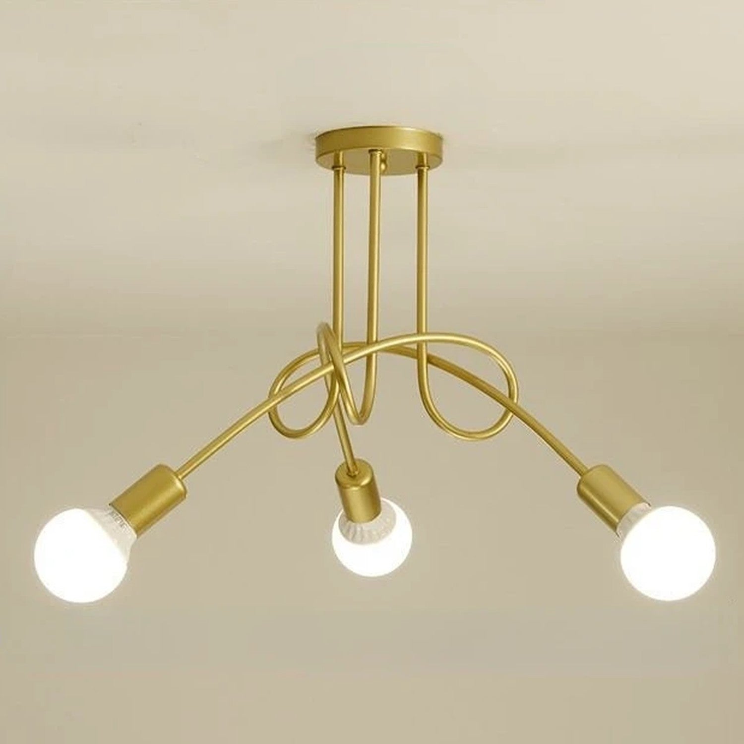 Lustre 3 bras doré torsadés monté au plafond vue de dessous